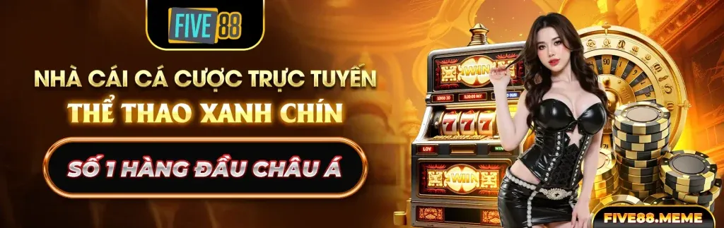 Sân quần vợt với quả bóng và vợt